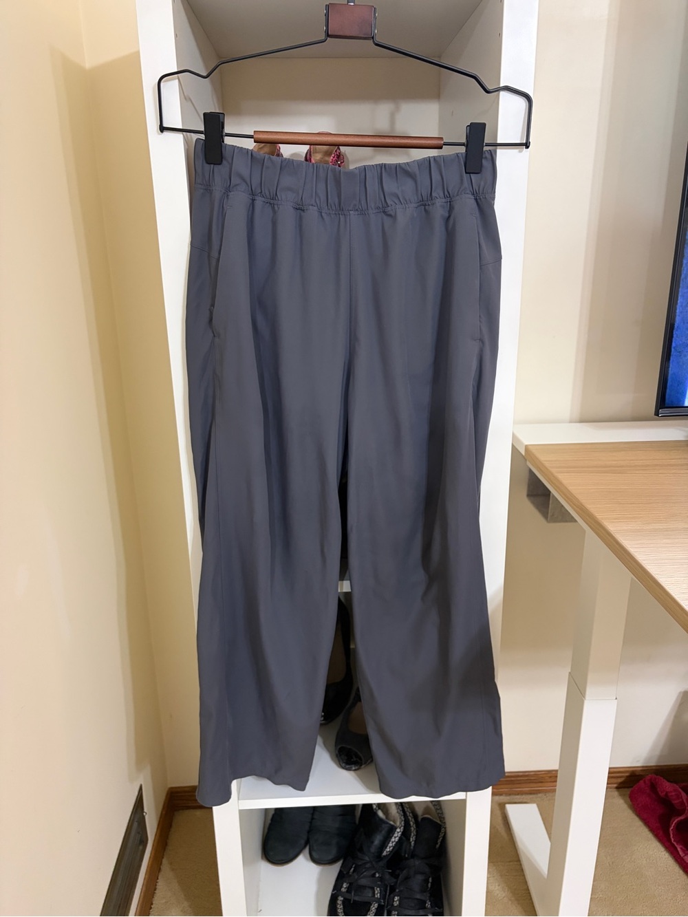 lululemon athletica next move cropped joggers| size 4